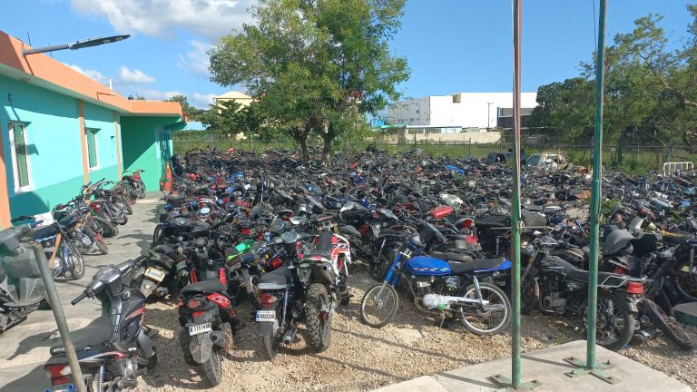 Cientos de motocicletas esperan por sus dueños en depósito de Digesett La Romana