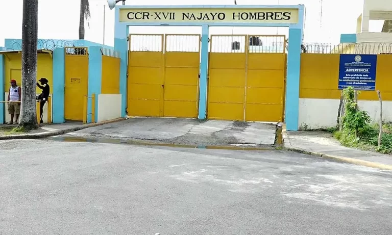 Familiares de internos en Najayo hombres denuncian malos tratos en el penal