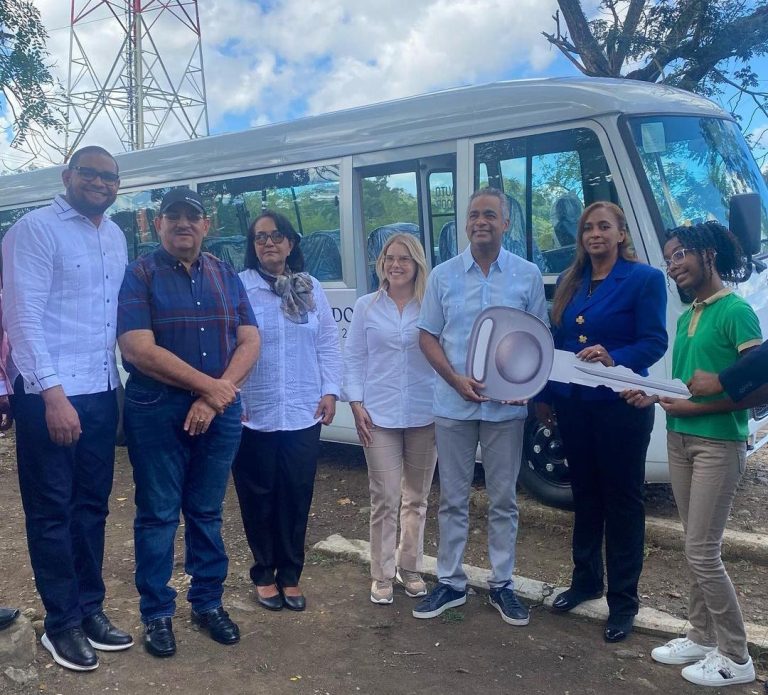 Entregan autobús a estudiantes de Paso Cibao