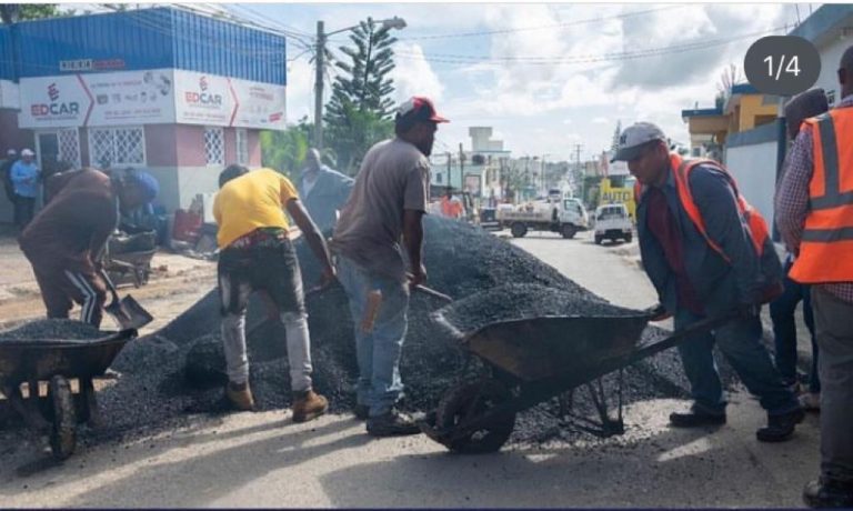 Alcaldía de Higüey mejora el aspecto de las principales vías, con trabajos de bacheo