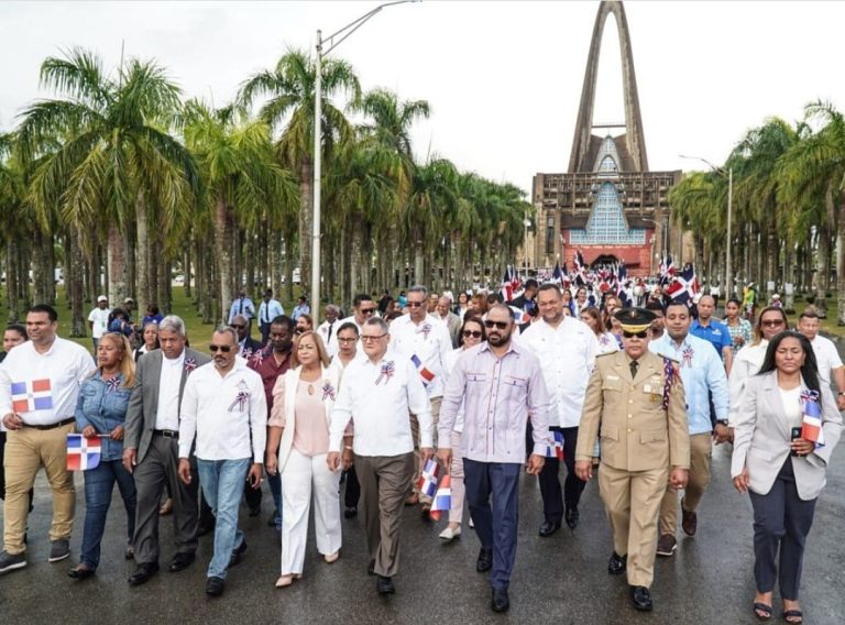 Autoridades municipales y provinciales de Higüey, encabezan caminata en honor a Duarte