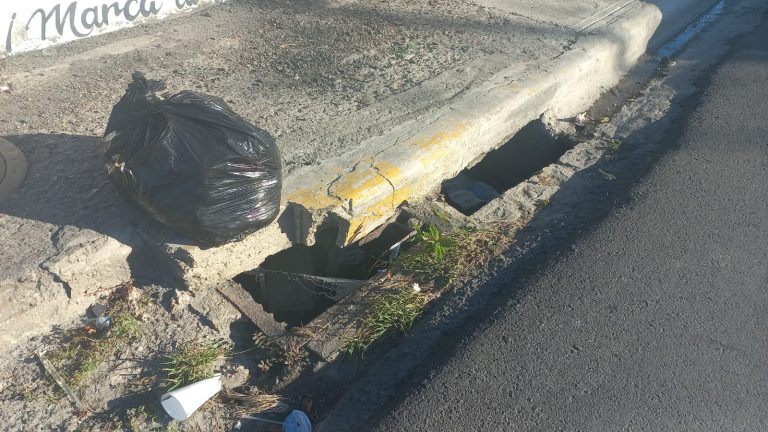 Filtrantes sin tapas y rejillas en aceras y calles de La Romana ponen en peligro a los peatones