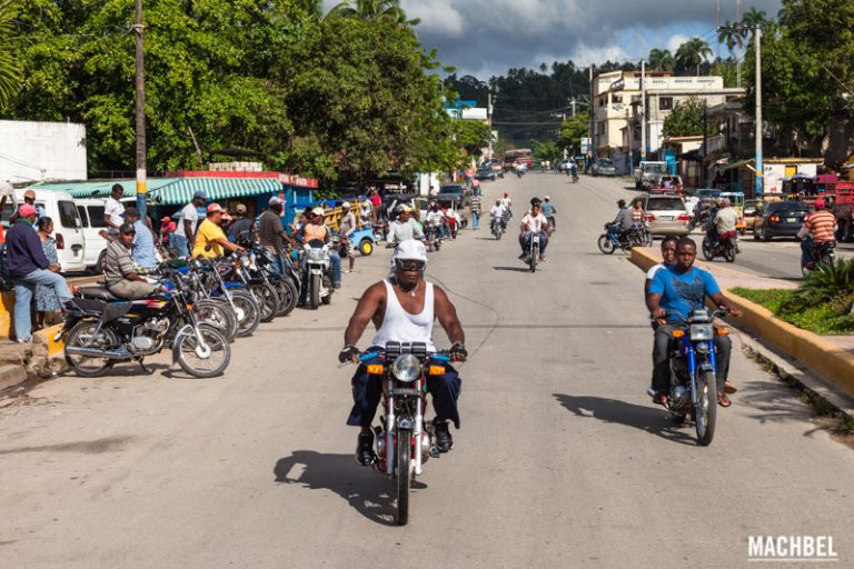 Motoconchistas rechazan les prohíbanmontar dos personas luego de las 11:00 PM