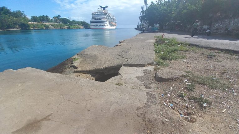 Muelle público de La Romana sigue de mal en peor con varias partes a punto de colapsar