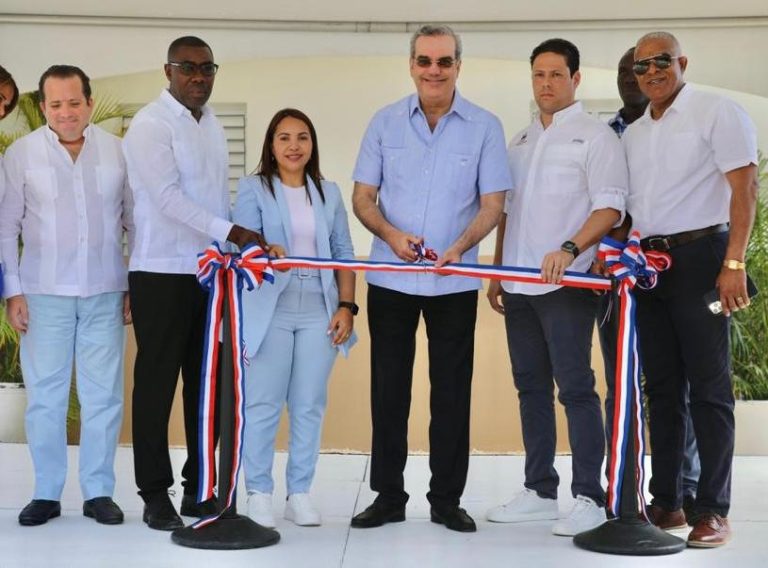 Presidente Luis Abinader inaugura obras en La Romana