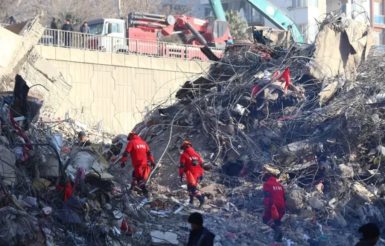 Someterán a justicia a ingenieros turcos por el desplome de miles de edificios durante terremoto