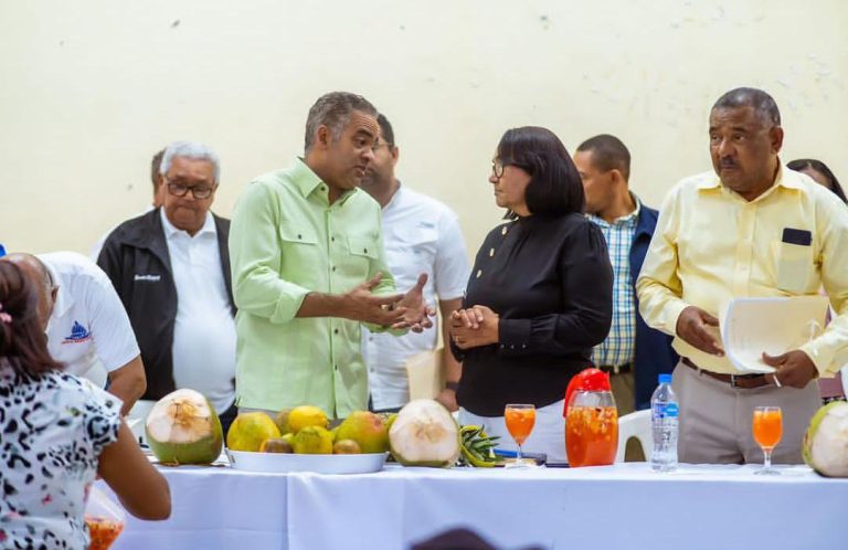 Parceleros solicitan títulos al ministro de la Presidencia en Hato Mayor