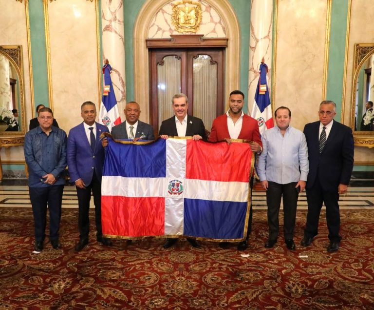 Equipo que participará en Clásico Mundial recibe bandera de manos de Abinader