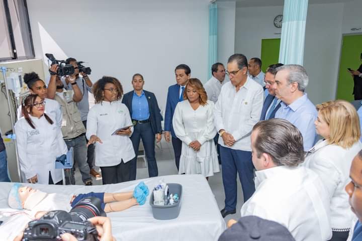 UCE inaugura centro de simulación de salud con presencia de Abinader