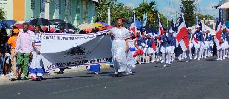 Autoridades educativas realizan desfile estudiantil por aniversario de la Independencia