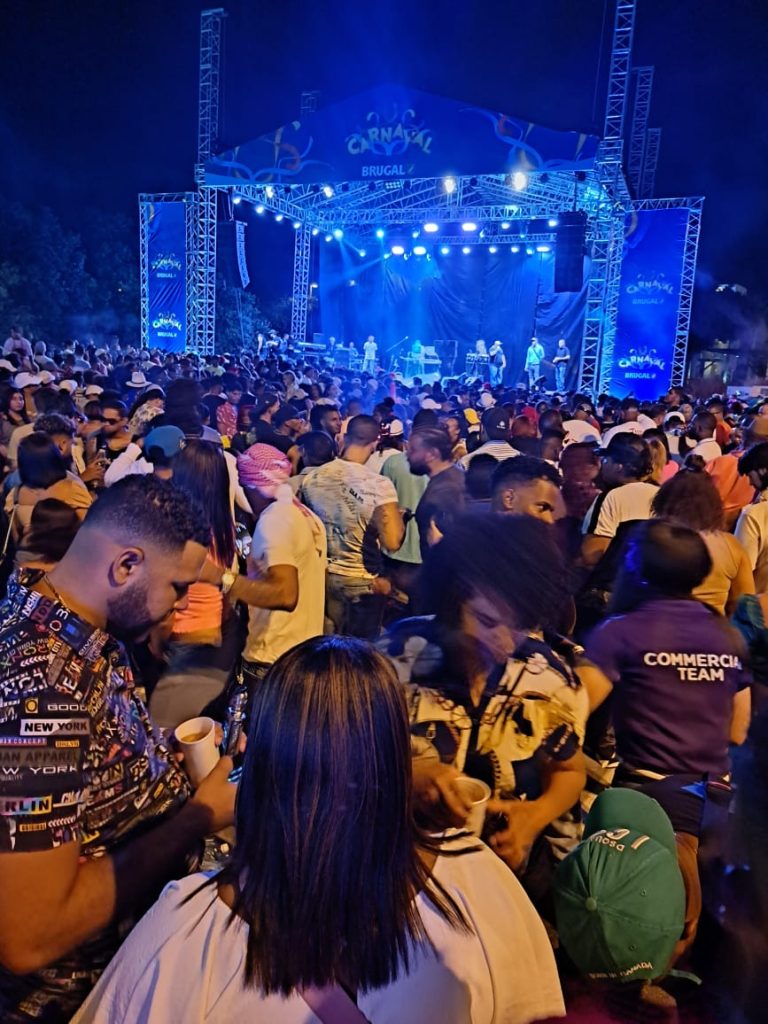 Millares disfrutan del concierto de Eddy Herrera, en Punta Cana, anoche