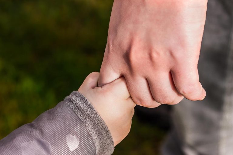 Madre abandona niño de un año en patio de Sabana de la Mar