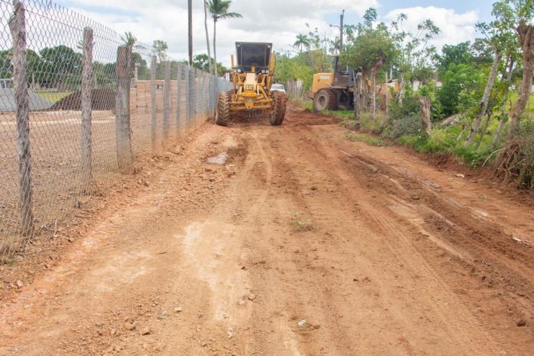 Realizan trabajos de readecuación y limpieza en espacios peatonales en Anamuya