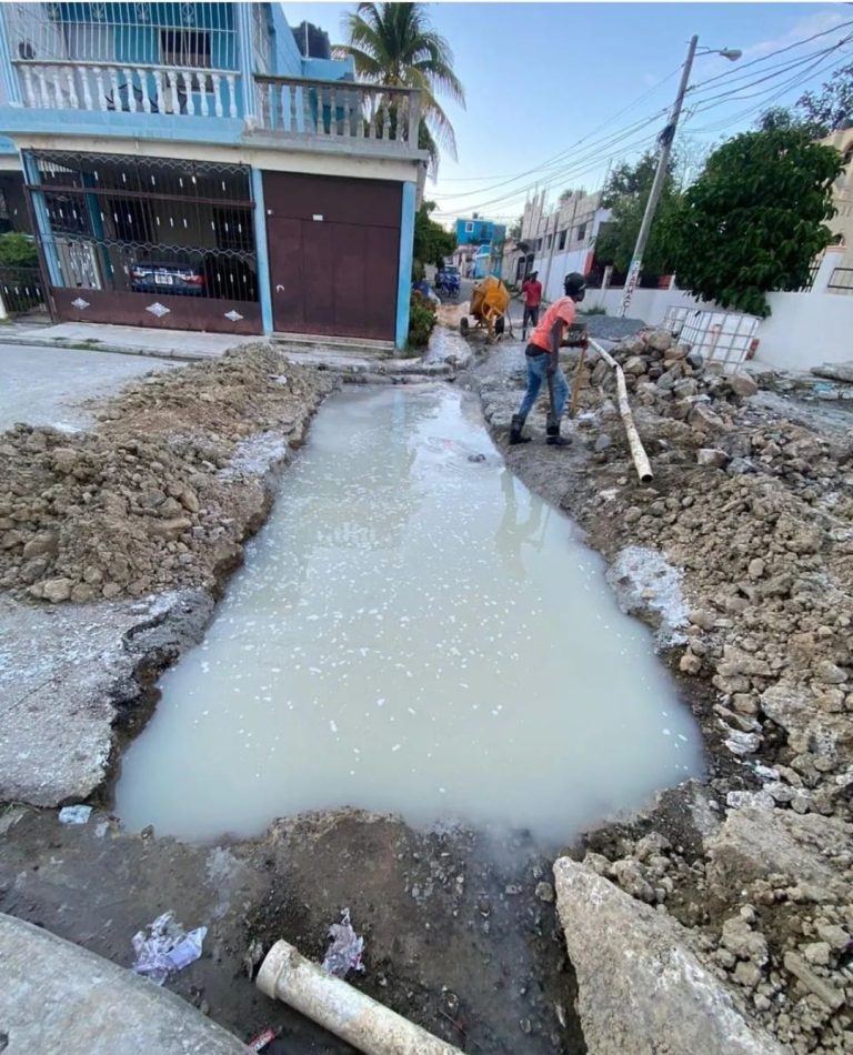 Intervienen la calle Juana Saltitopa de Ginandiana, El Seibo