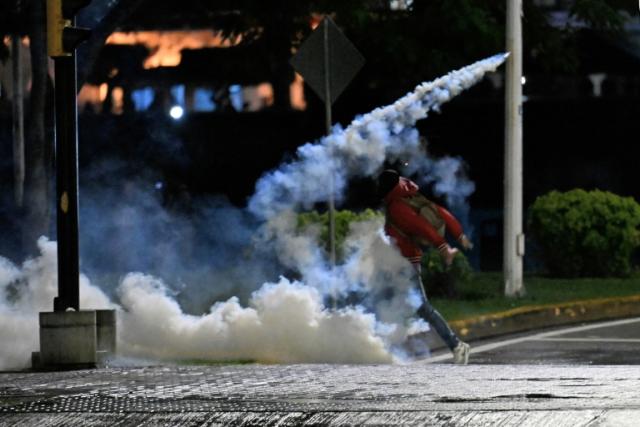 Policía lanza gases para frenar multitudinaria protesta contra el gobierno de Panamá