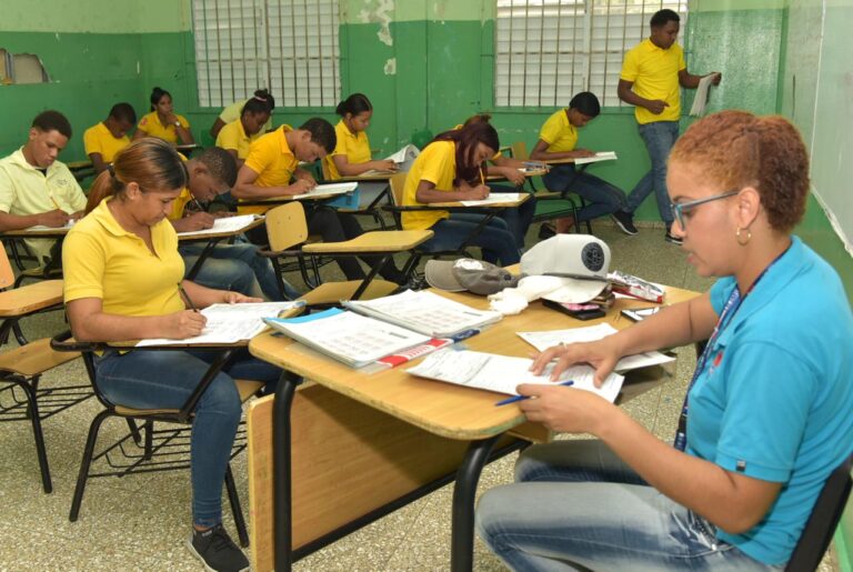 5,324 alumnos se inscriben en modalidad jóvenes y adultos en provincia La Altagracia