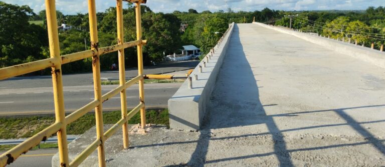 Falta de barandas impide que estudiantes de la comunidad El Soco usen el puente