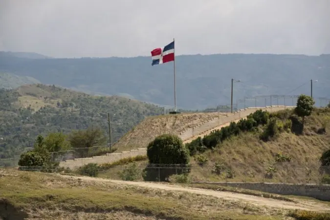 Inaugura primer tramo de la verja perimetral inteligente en Elías Piña