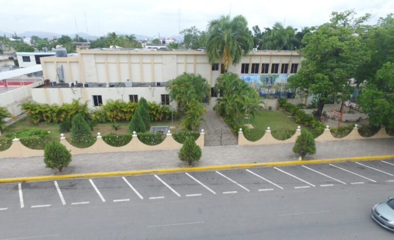 Alcaldía inicia jornada de fumigación en escuelas de Higüey