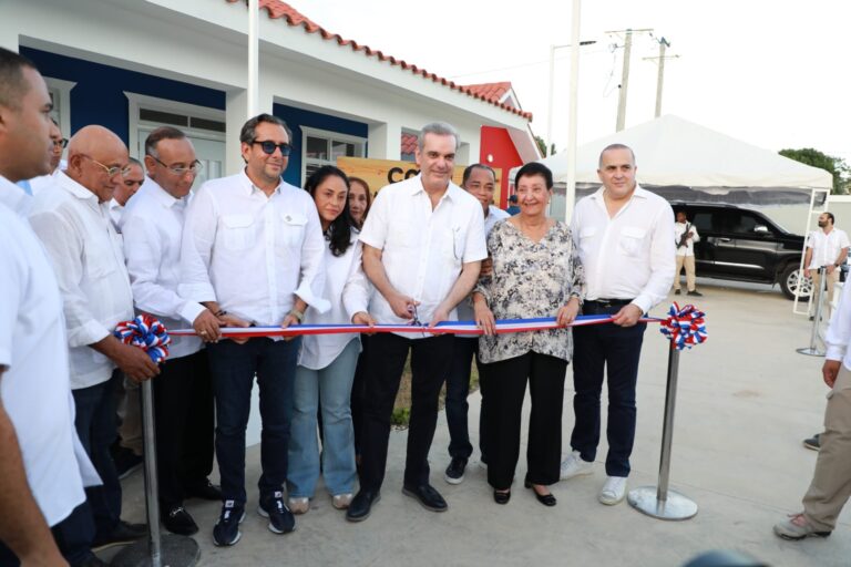 Presidente Abinader inaugura proyectos eléctricos en María Trinidad Sánchez que beneficiarán más de 18 mil clientes