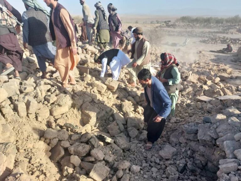 Suben a más de 2.000 los muertos tras terremotos en Afganistán