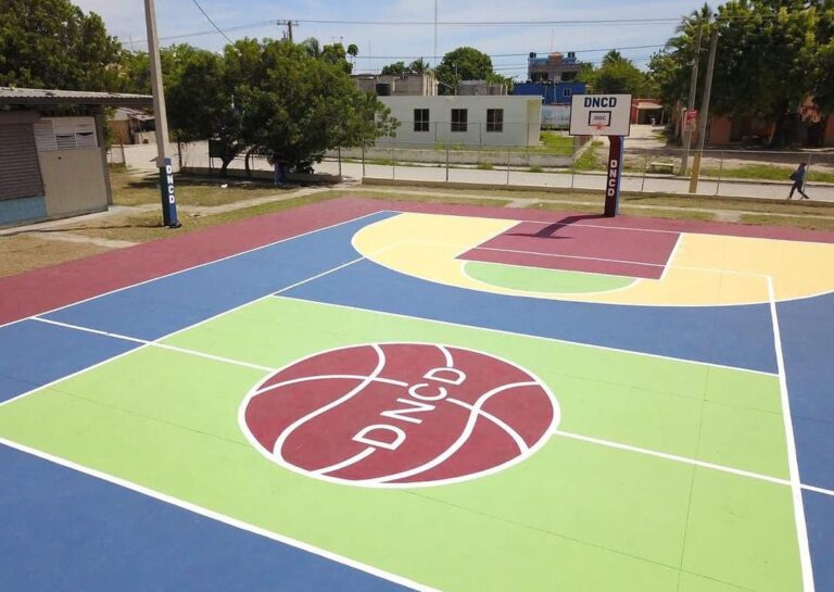 Reacondicionan canchas de baloncesto en SPM