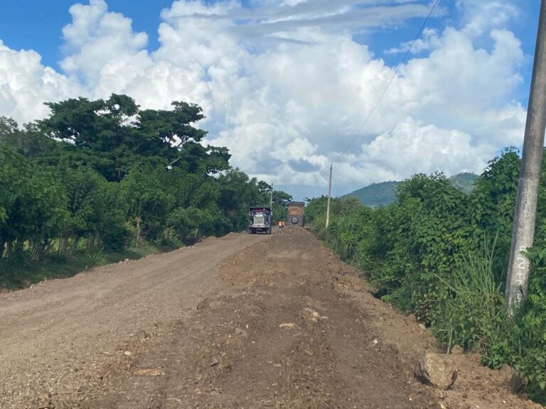 Reconstrucción carretera de Las Cuchillas en El Seibo avanza hacia su finalización