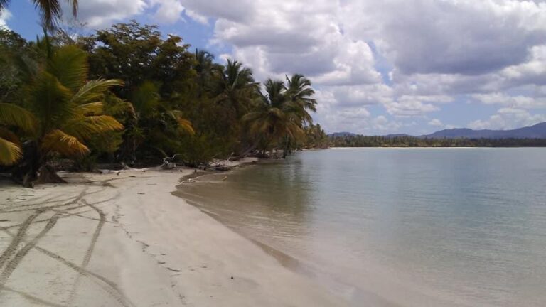 Playa La Ensenada, un rincón virgen y tranquilo en el municipio de Miches