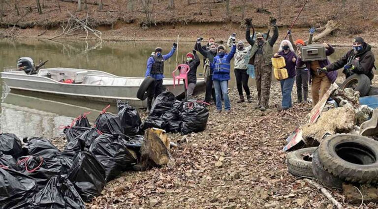 Voluntarios extraen más de 9 mil libras de basura en río de Estados Unidos