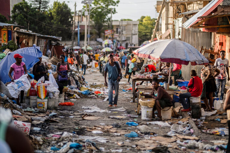 Plantean problemática haitiana en Francia