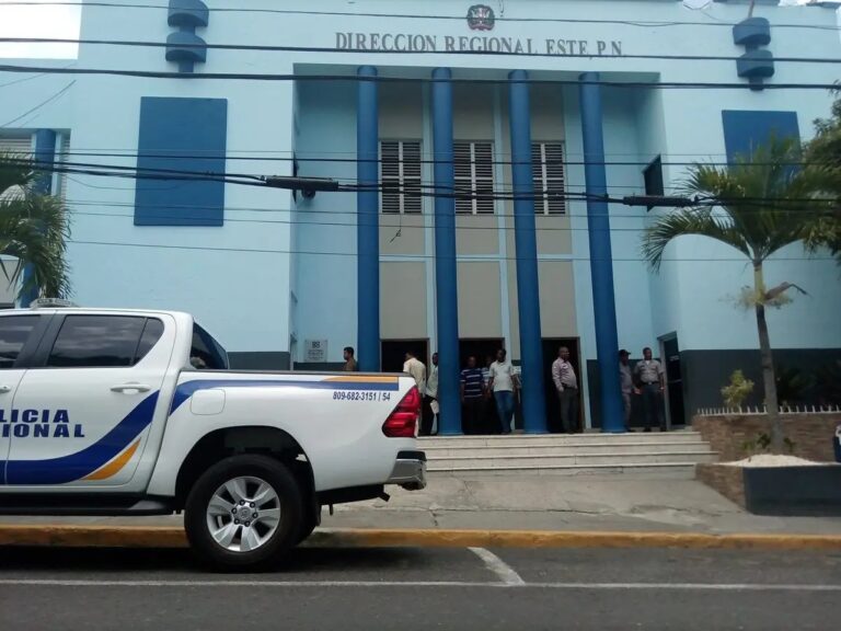 Autoridades policiales detienen a decenas de personas en La Romana