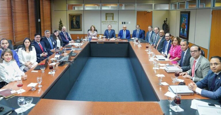 Gobernador del BCRD recibe misión del FMI para evaluar el desempeño de la economía dominicana