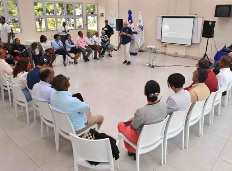 Ministro de Economía sostiene encuentro con líderes del sector técnico profesional y universitario en La Romana