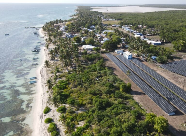 Proyecto de energía limpia en Saona es nominado Iniciativa Sostenible del Año 2023 por Business Intelligence