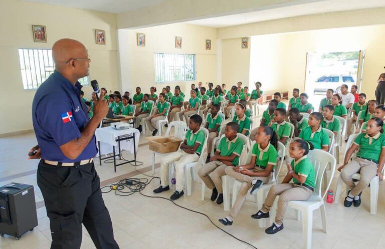 Continúan impartiendo charlas de “Medio Ambiente Presente y Futuro” en centros educativos de Higüey