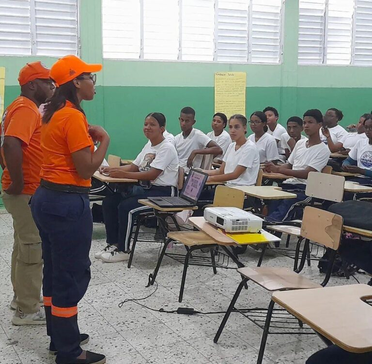 Defensa Civil de Hato Mayor instruye a miembros de la Policía Voluntaria Municipal