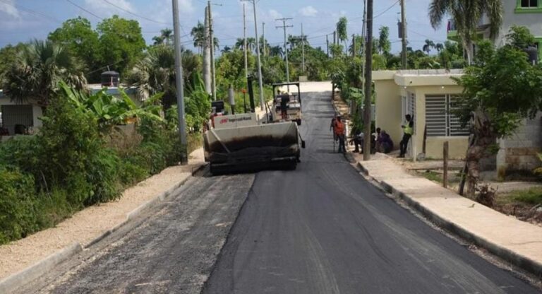 Supervisan trabajos de asfaltado en las Lagunas de Nisibón