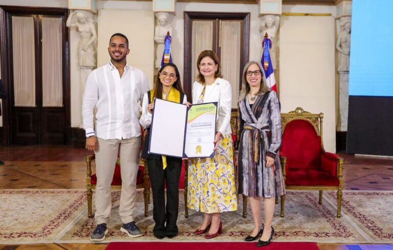 Gobierno celebra día del estudiante con premiación a la excelencia académica