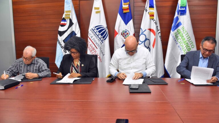 Firman acuerdo para fortalecer la planificación y gestión del territorio dominicano