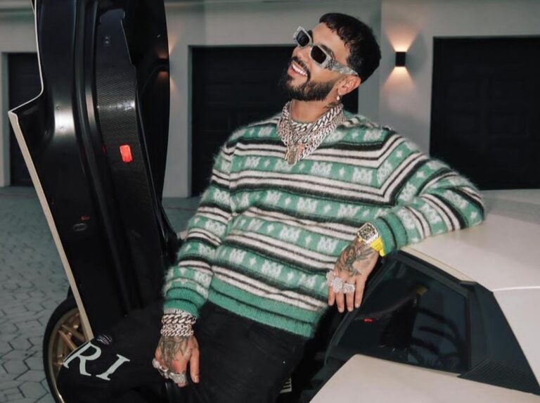 Anuel reaparece semanas después de cirugía