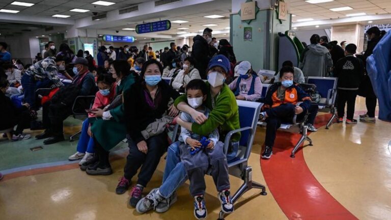 Hospitales de Beijing, abarrotados por aumento de las enfermedades respiratorias infantiles