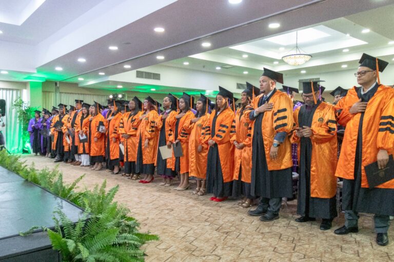 UCE celebra la graduación de 256 especialistas y magísteres en su XVI Investidura de Posgrado