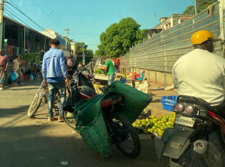 Aceras siguen ocupadas por vendedores del mercado municipal de San Pedro de Macorís