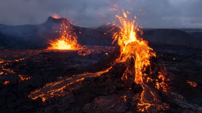 Erupción de volcán en Grindavik coloca Islandia en estado de emergencia