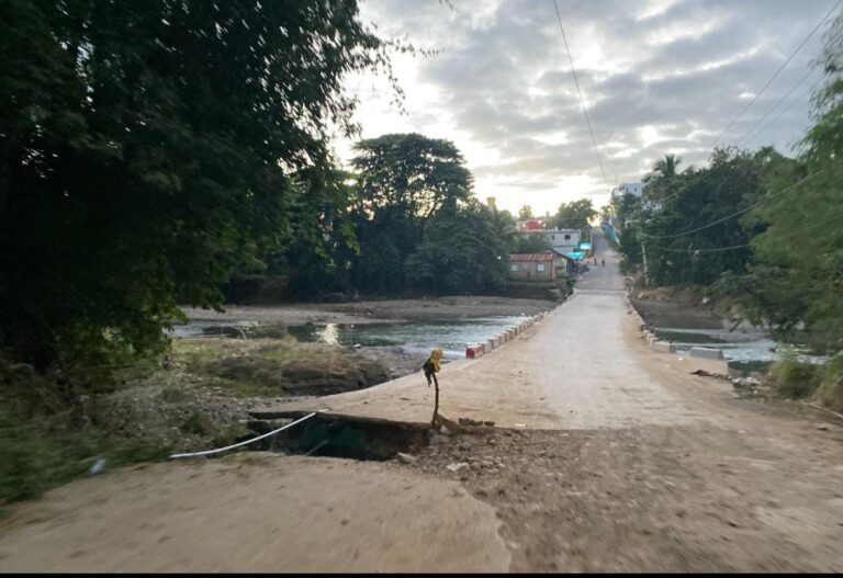 Piden intervenir el puente que une a El Seibo-Las Cuchillas antes que colapse