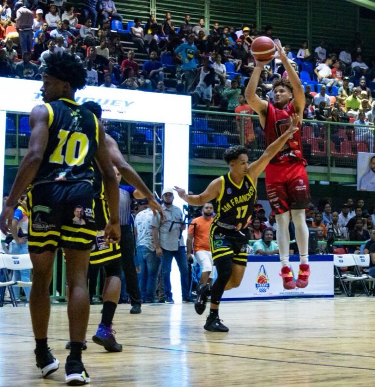 Clubes Savica y Centro triunfan en el inicio del torneo de baloncesto superior de Higüey