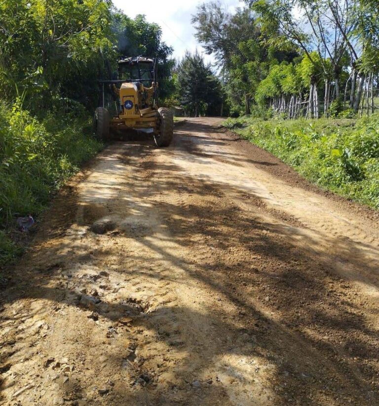 Acondicionan caminos rurales en El Seibo