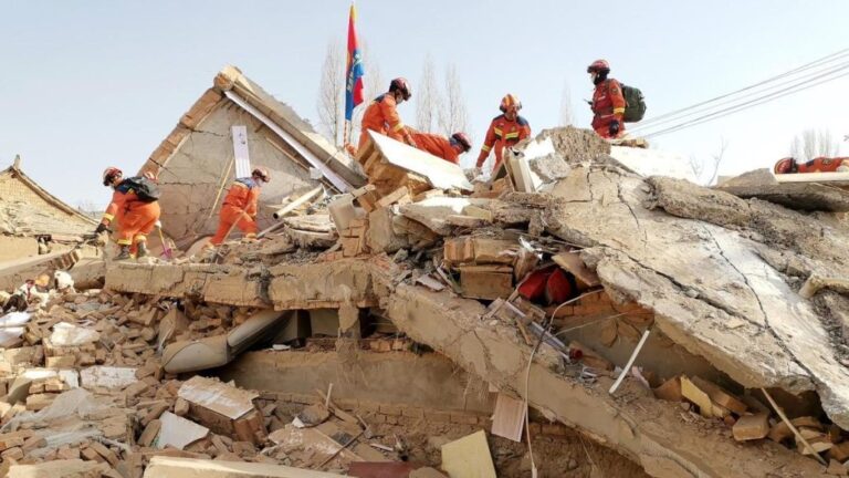 Al menos 134 fallecidos tras terremoto en China