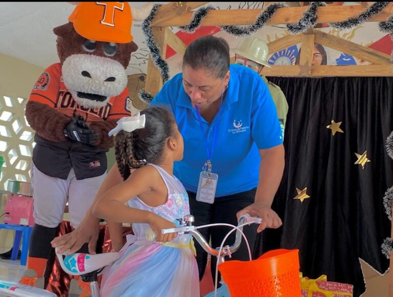 Clínica de Familia celebra una Navidad llena de alegría para los niños del programa de pediatría