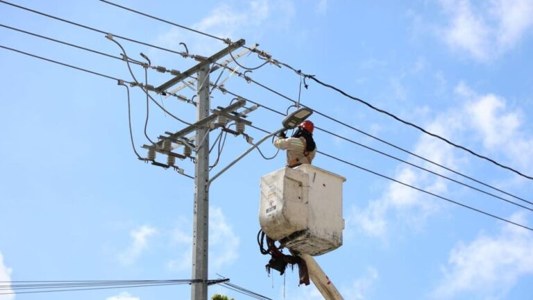 Instalan luminarias en varias calles de Higüey